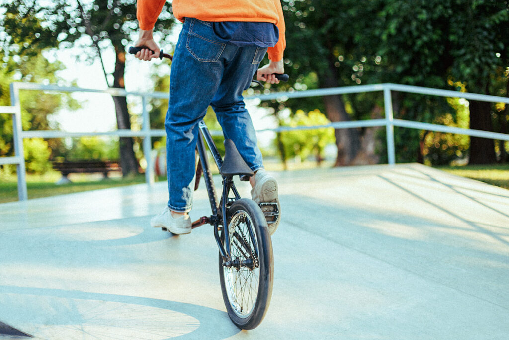 自転車を漕ぐ後ろ姿