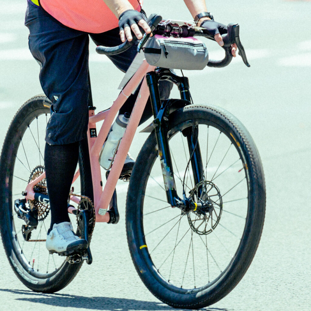 自転車に乗る女性